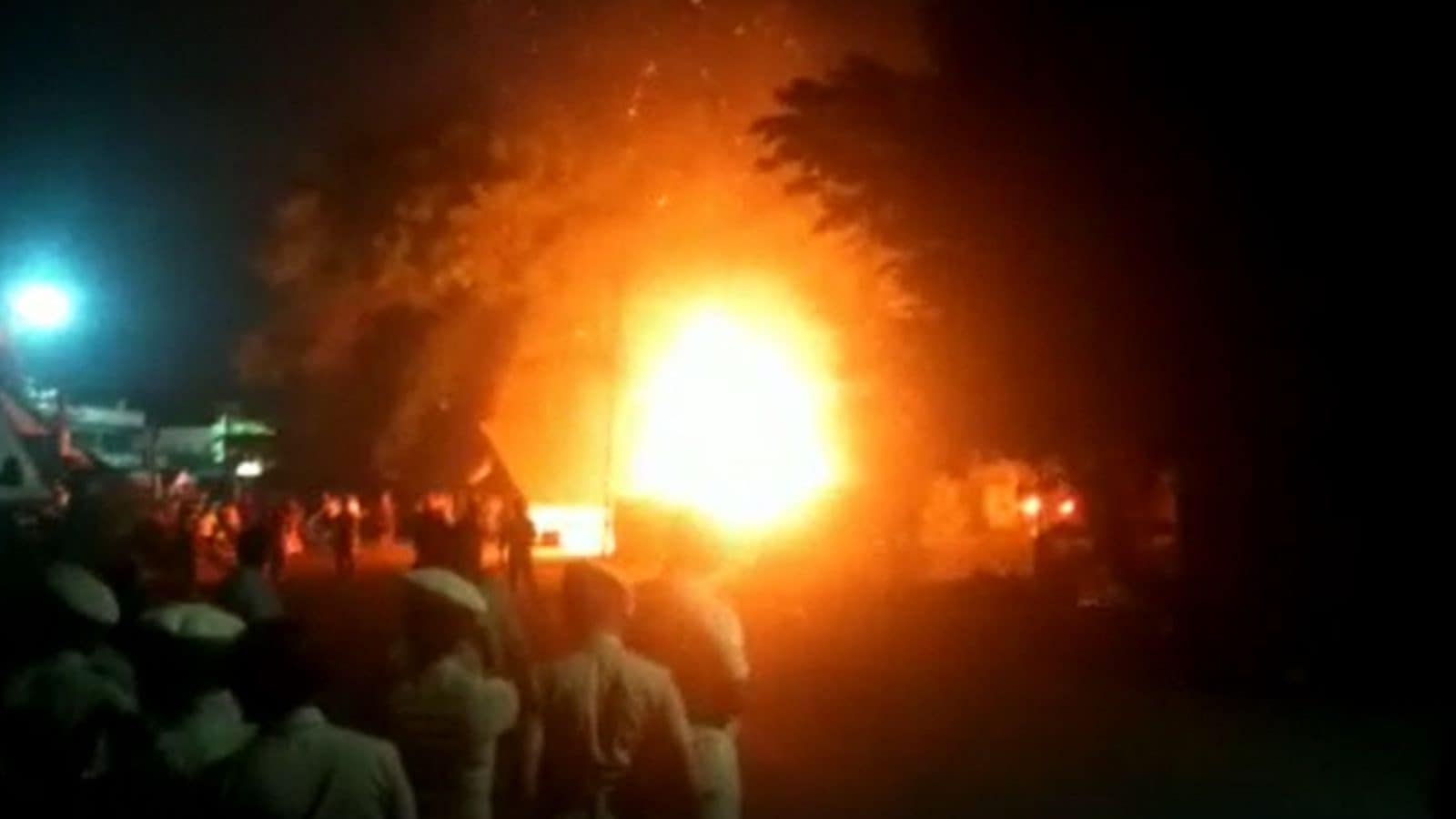 தஞ்சாவூர் அருகே இரு தரப்பினரிடையே மோதல்... 3 வீடுகளுக்கு தீவைப்பு... பதற்றம் - போலீஸ் குவிப்பு