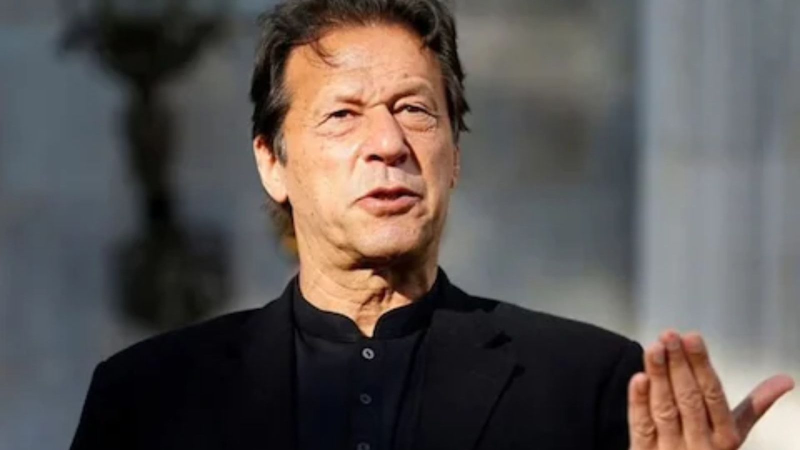 பாகிஸ்தான் முன்னாள் பிரதமர் இம்ரான் கானை உளவு பார்க்க திட்டம்.. படுக்கை அறையில் வசமாக சிக்கிய ஊழியர்