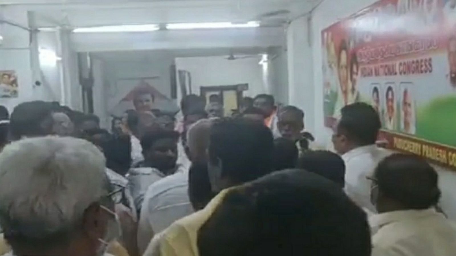 ராகுலுக்கு ஆதரவான போராட்டத்திலும் மோதல்.. புதுச்சேரி காங்கிரஸ் உட்கட்சி பூசல் உச்சக்கட்டம்