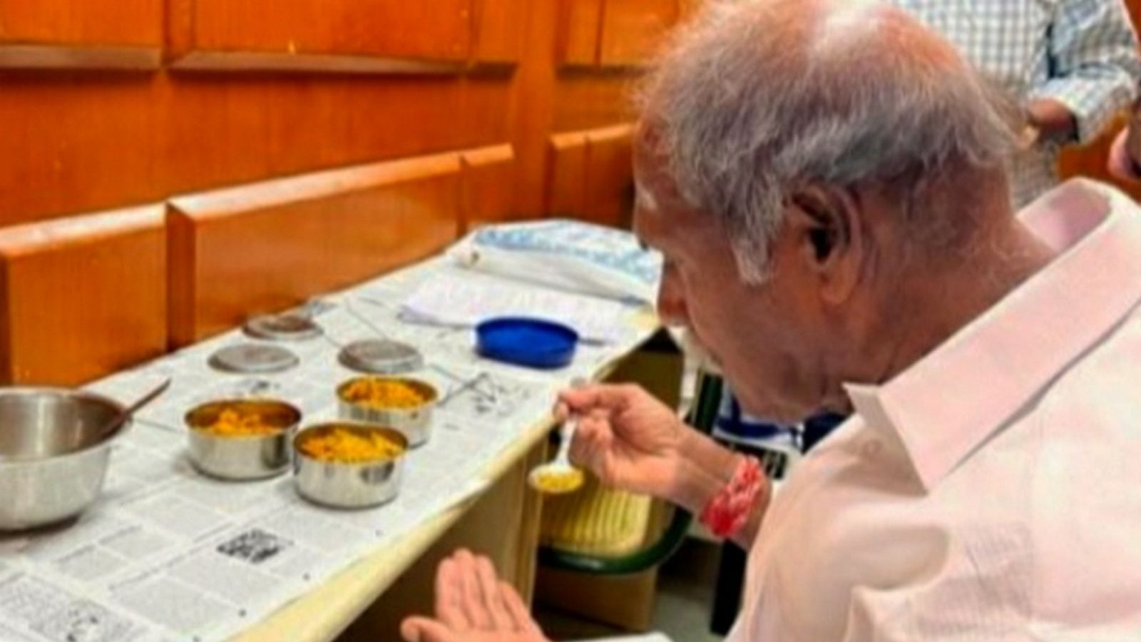 மாணவர்களுக்கான மதிய உணவில் அதிருப்தி.. உணவின் தரத்தை சாப்பிட்டு பார்த்து ஆய்வு செய்ய முதல்வர் அறிவுறுத்தல்