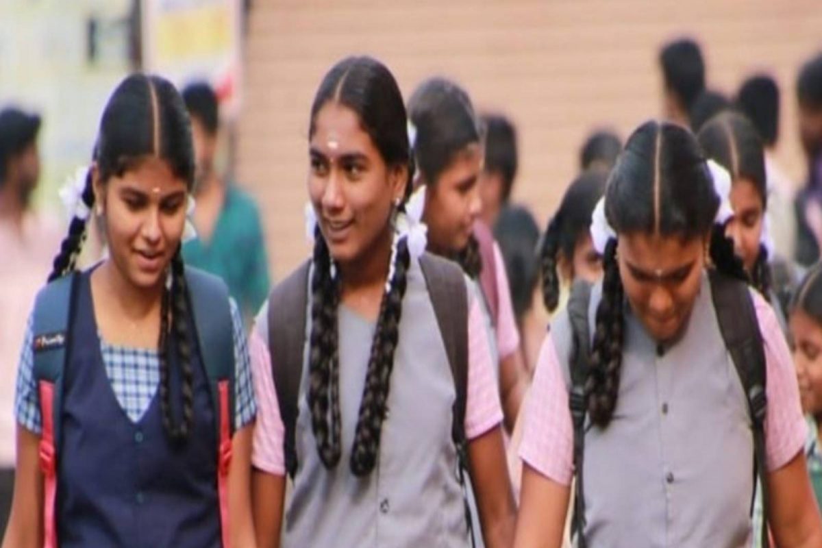  10-ம் வகுப்பு முடித்த மாணவர்கள் உடனடியாக 11-ம் வகுப்பில் சேர்ந்துகொள்ள வேண்டும் என்றும், நடப்பு கல்வியாண்டுக்கான 11-ம் வகுப்புகள் வரும் 27-ம் தேதி தொடங்கும் என்றும் பள்ளிக்கல்வித்துறை தெரிவித்துள்ளது.