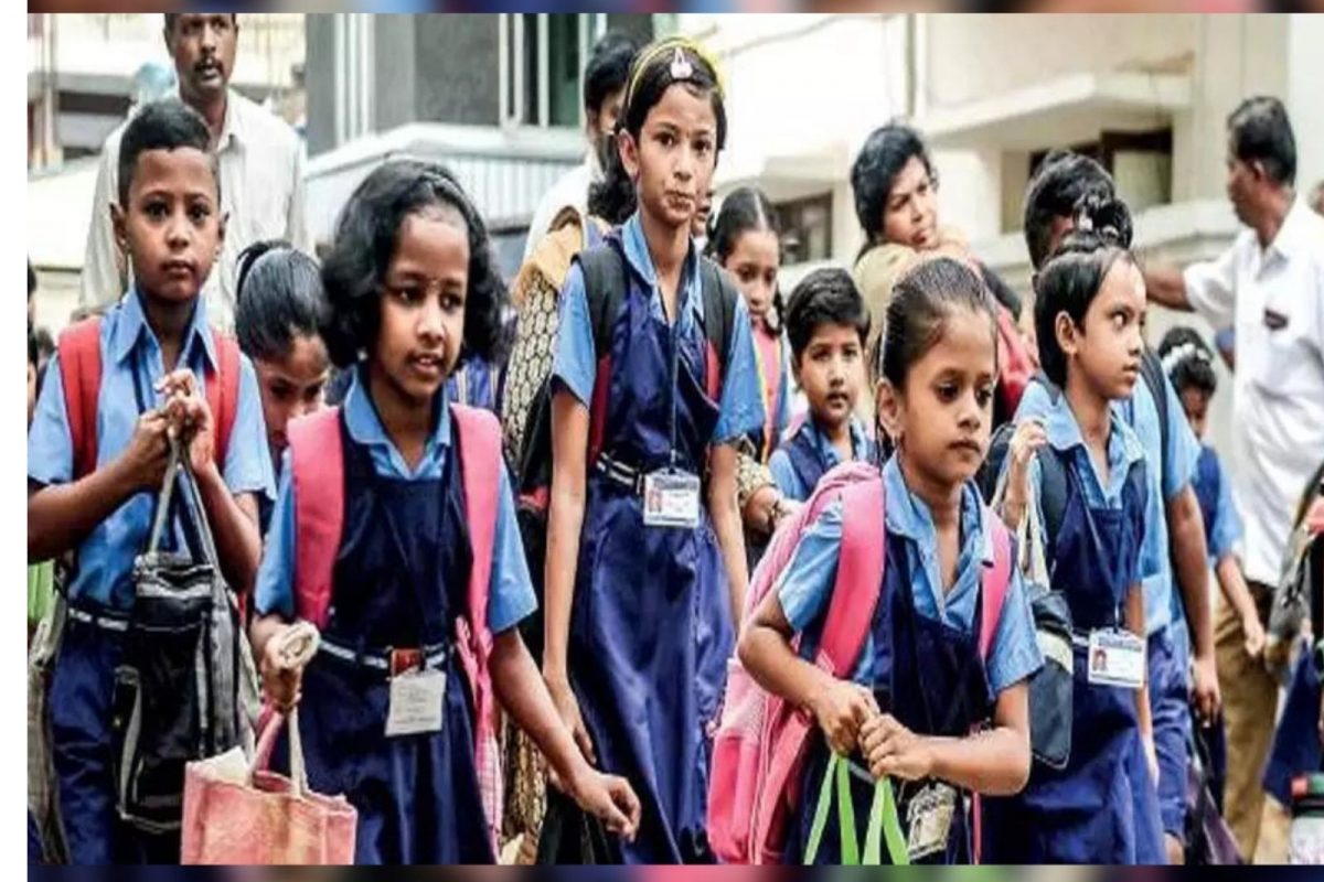  ஏற்கனவே பாமக நிறுவனர் ராமதாஸ், “கோடை வெப்பத்தின் கடுமை தணியும் வரை ஒரு வாரத்திற்கோ, 10 நாட்களுக்கோ அரசுப் பள்ளிகள் திறப்பை ஒத்தி வைப்பதால், யாருக்கும் எந்த பாதிப்பும் ஏற்படப்போவதில்லை. கல்வியைவிட மாணவர்களின் உடல்நலன் மிகவும் முதன்மையானது. இதைக் கருத்தில் கொண்டு, அரசுப் பள்ளிகள் திறப்பை குறைந்தது ஒரு வாரத்திற்கு ஒத்திவைக்க வேண்டும்” என்று தனது ட்விட்டரில் வலியுறுத்தி இருந்தார்.