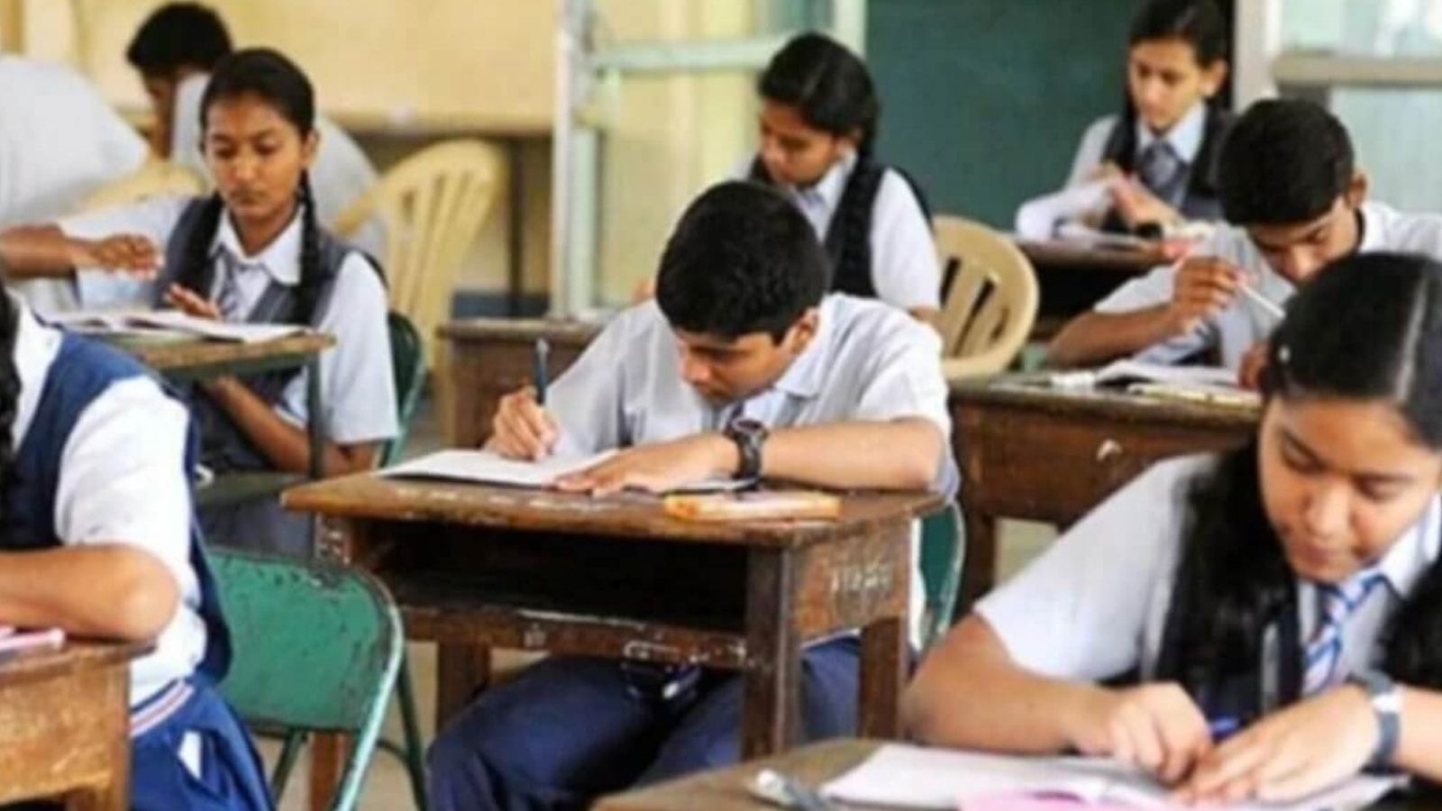 12ம் வகுப்பு தேர்வில் மதிப்பெண்களை குறைத்து வழங்கிய ஆசிரியர்கள் மீது நடவடிக்கை