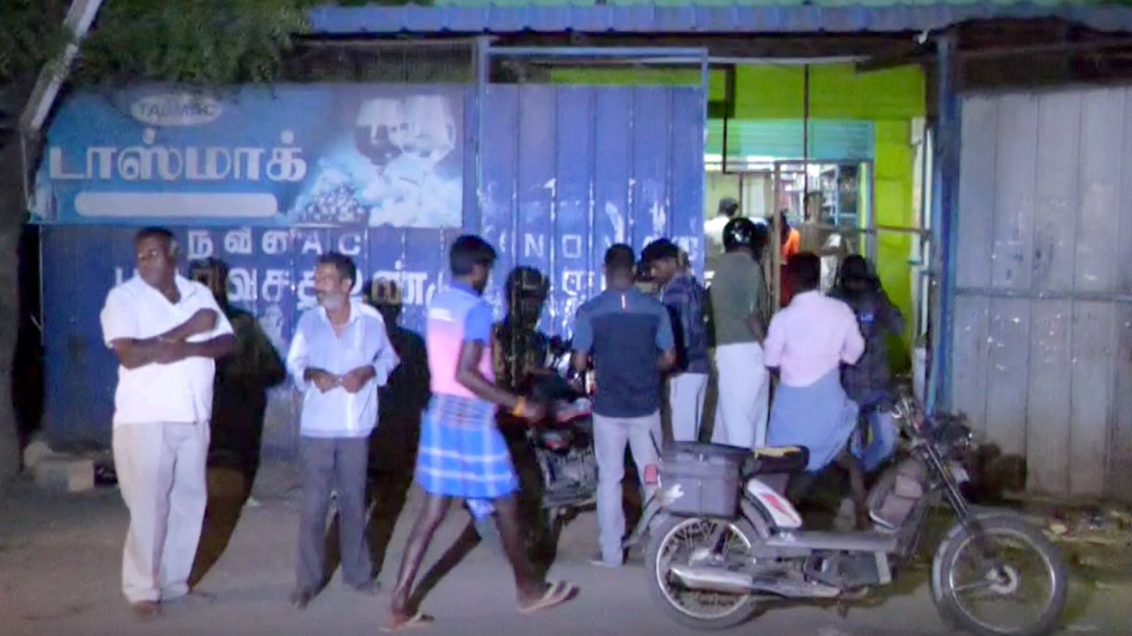 கடனுக்கு சரக்கு தராததால் டாஸ்மாக் விற்பனையாளரை மதுபாட்டிலால் தாக்கிய குடிமகன்