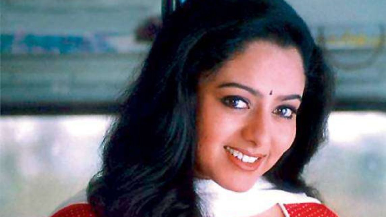 தமிழ் ரசிகர்களின் மனங்களை கொள்ளை கொண்ட நடிகை செளந்தர்யா பிறந்த தினம்