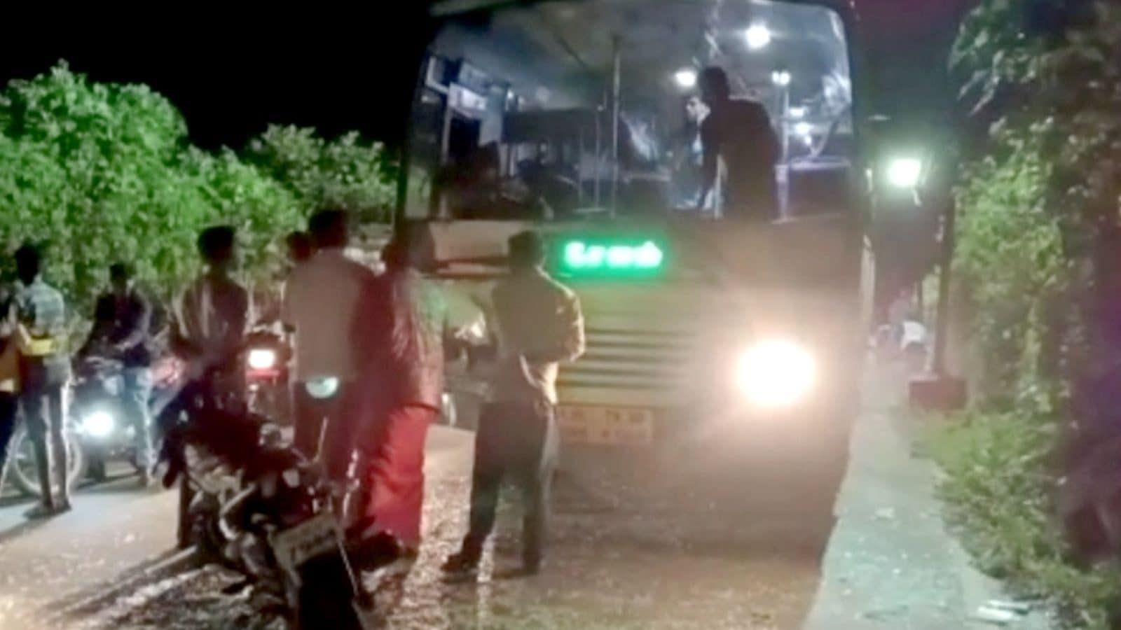 ஏற்காட்டில் அரசு பேருந்தில் மோதிய காட்டெருமை... அதிர்ஷ்ட வசமாக உயிர் தப்பிய பயணிகள்!