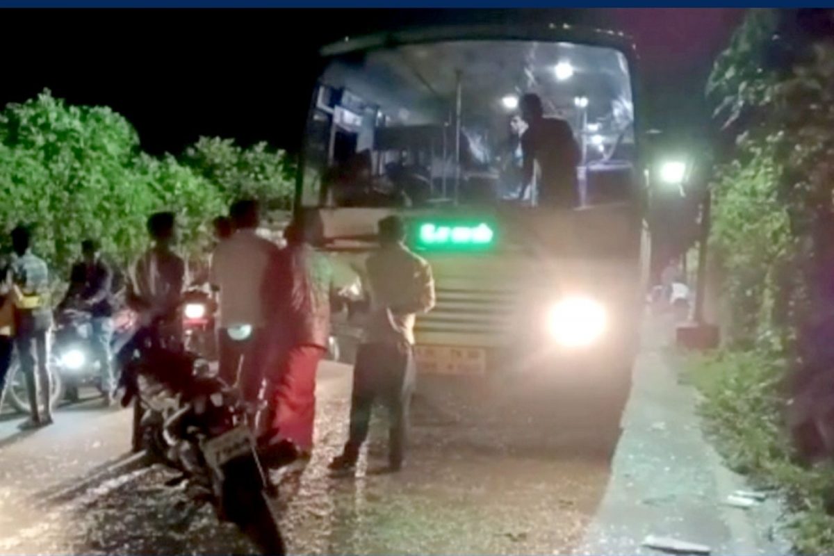 ஏற்காட்டில் அரசு பேருந்தில் மோதிய காட்டெருமை...