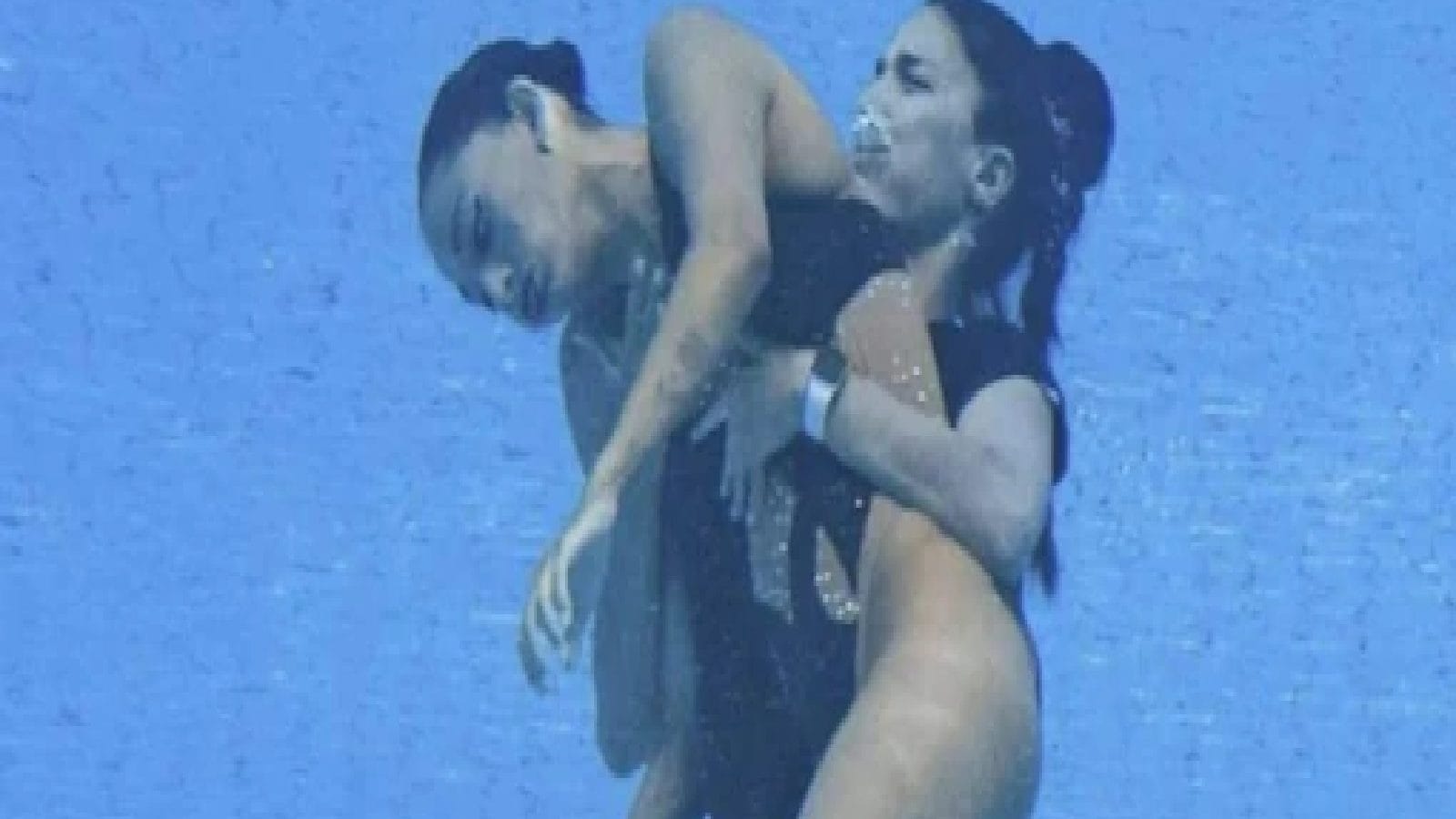 நீச்சல் குளத்தின் அடியாழத்தில் மயக்கமடைந்து உயிருக்குப் போராடிய வீராங்கனை: நீரில் குதித்து காப்பாற்றிய கோச்