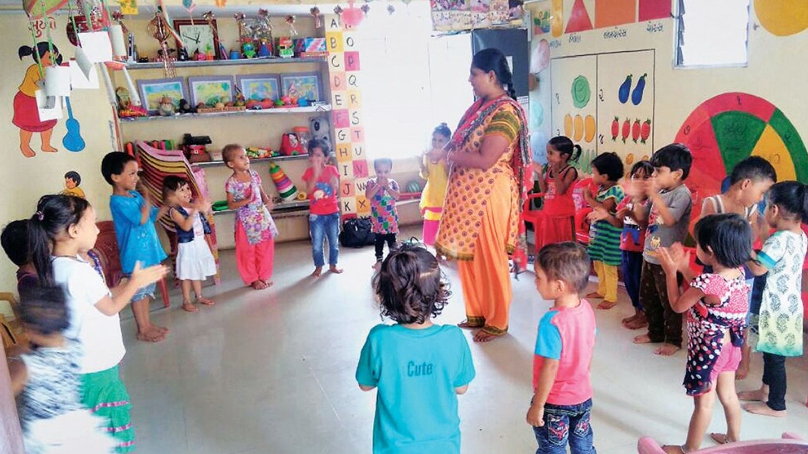 எல்.கே.ஜி, யு.கே.ஜி சிறப்பு ஆசிரியர்களுக்கு வெறும் ரூ.5000தான் சம்பளமா? வழி செலவுக்கே பத்தாது... ஓ.பன்னீர்செல்வம் கண்டனம்