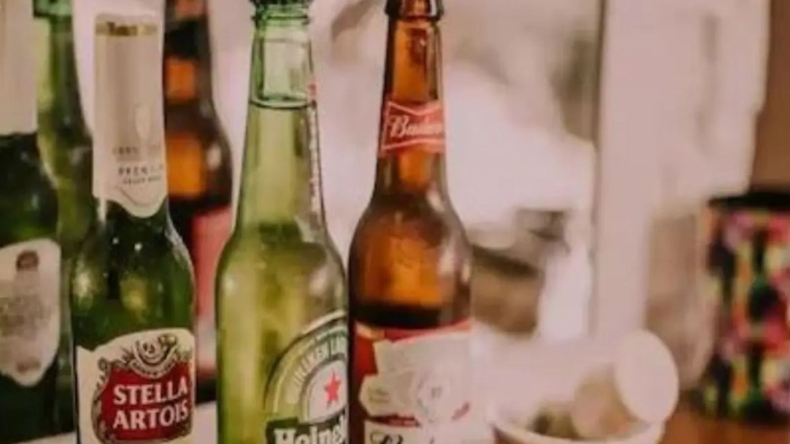 பீர் பாட்டில்கள் பழுப்பு, பச்சை நிறத்தில் மட்டுமே இருப்பதற்கு ஒரு சிறப்பு காரணம் உள்ளது