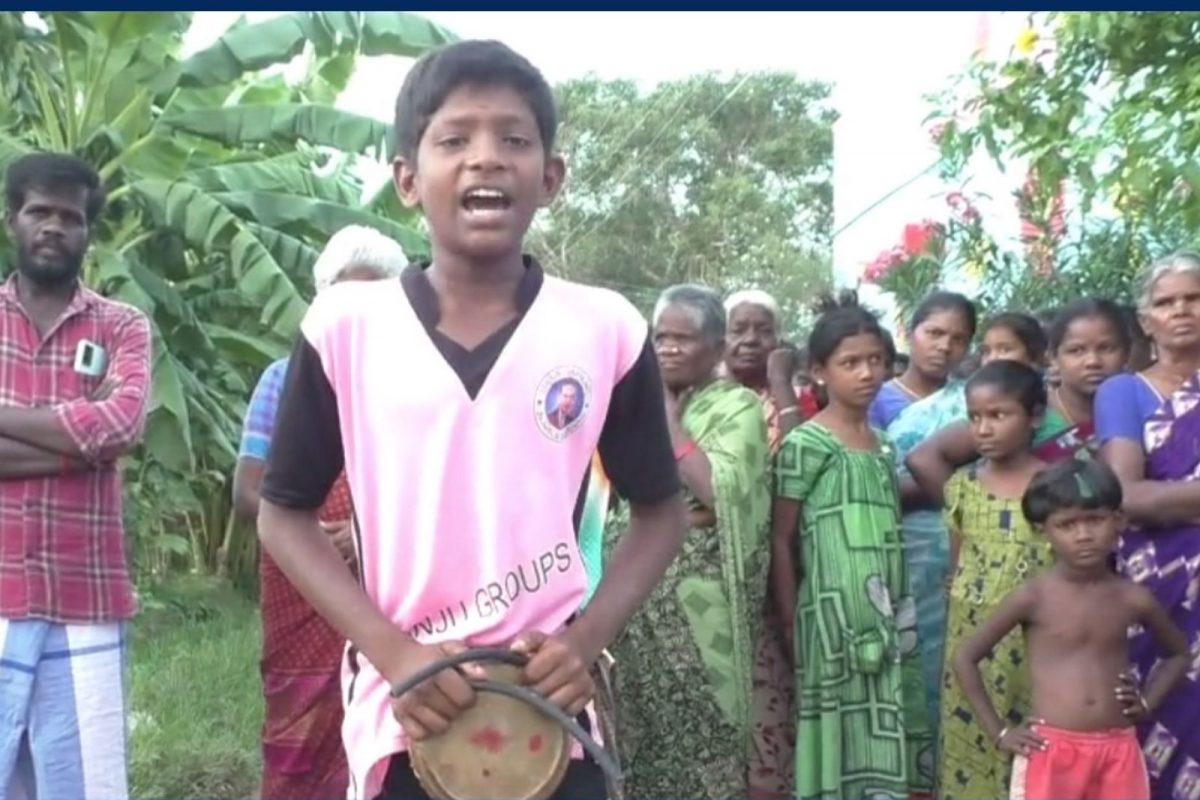 ஒப்பாரி பாடும் சிறுவன் திலீபன்.
