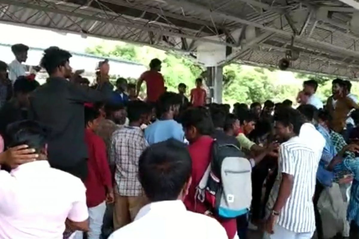 ரயில் நிலையத்துக்குள் ஆட்டம் பாட்டம்.. கல்லூரி மாணவர்கள் சிறையிலடைப்பு
