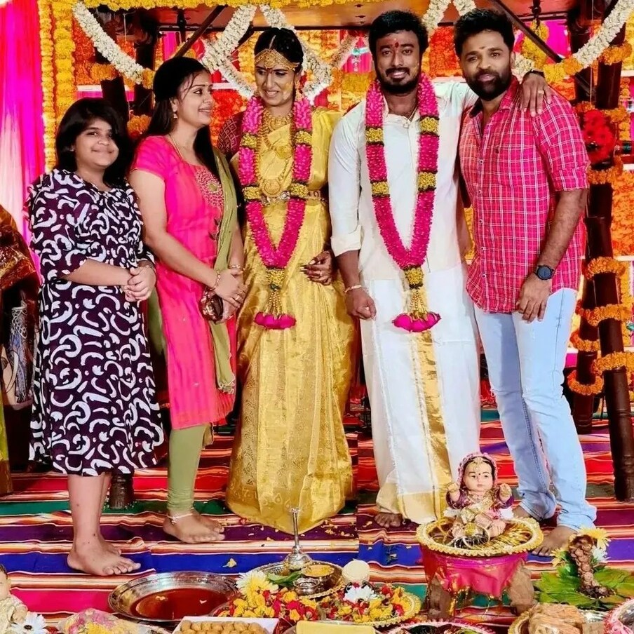  இந்நிலையில் கிருஷ்ணகுமாரிக்கு தற்போது வளைகாப்பு நடைப்பெற்றிருக்கிறது. அந்தப் படங்கள் இன்ஸ்டாகிராமில் வெளியாகி லைக்குகளை குவித்து வருகின்றன.