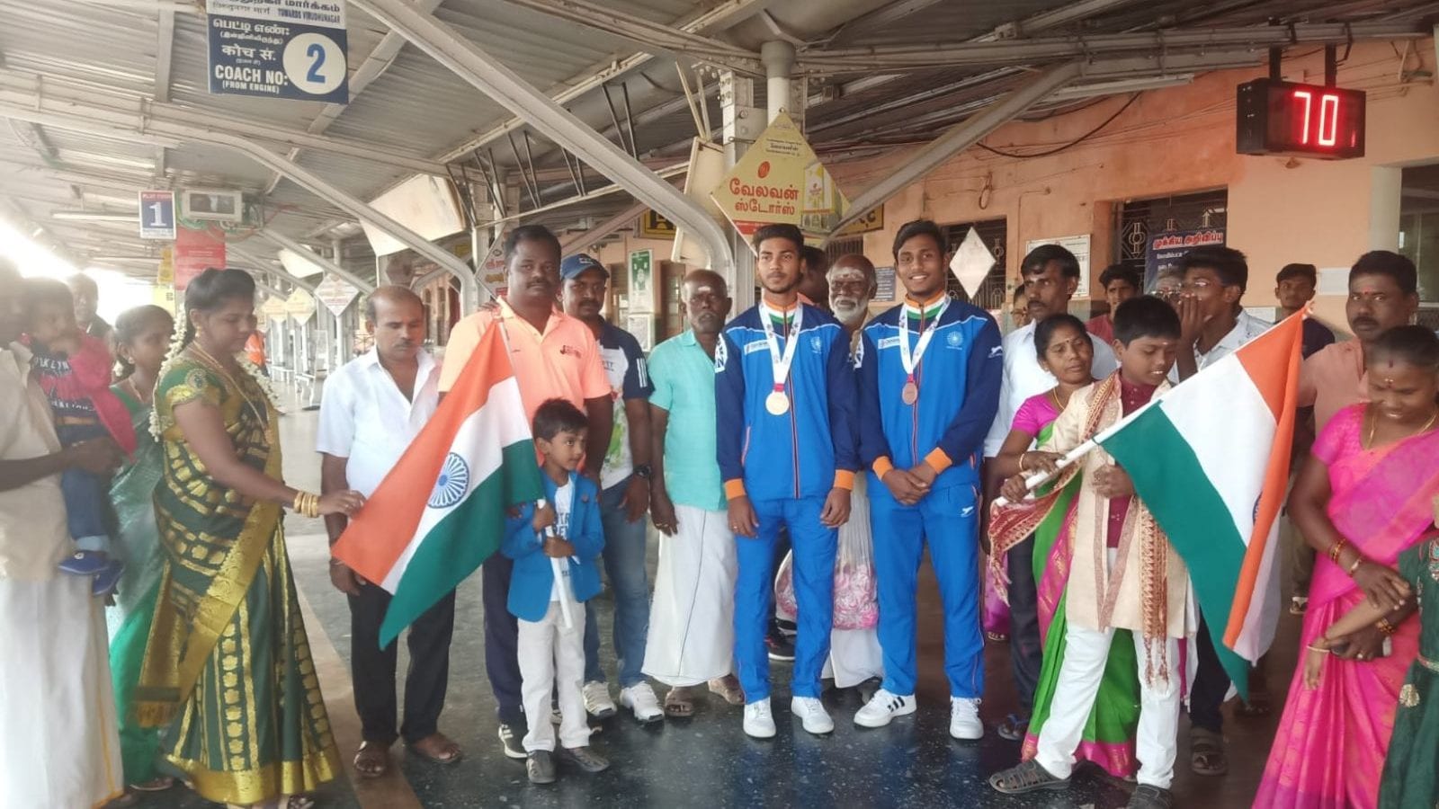 ஆசிய கோப்பை ஹாக்கி: இந்திய அணியில் சிறப்பாக விளையாடி திரும்பிய தமிழக வீரர்களுக்கு உற்சாக வரவேற்பு