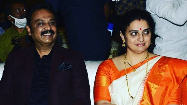  அவர் நடிகை பவித்ரா லோகேஷுடன் நெருக்கம் காட்டி வருவதாகவும், அவர்கள் தற்போது லிவ்-இன் ரிலேஷன்ஷிப்பில் இருப்பதாகவும் செய்திகள் வெளிவந்த வண்ணம் இருக்கின்றன.