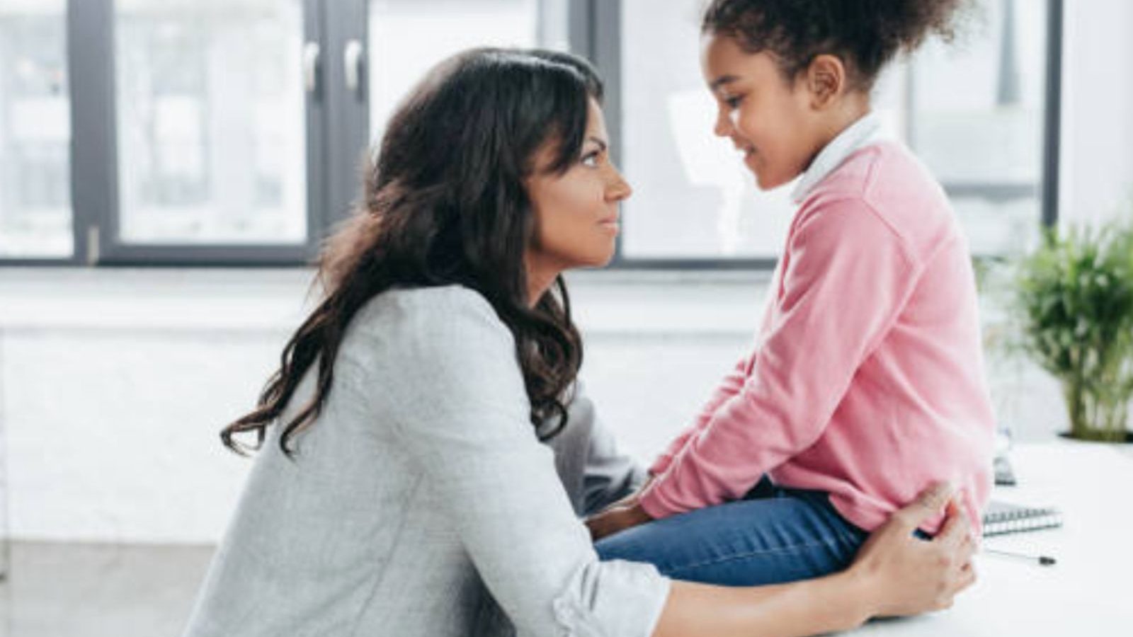 இளம் பிள்ளைகளின் கிரஷ்: பள்ளி செல்லும் பிள்ளை கிரஷ் பற்றி பேசுவதை எப்படி எதிர்கொள்வது..?