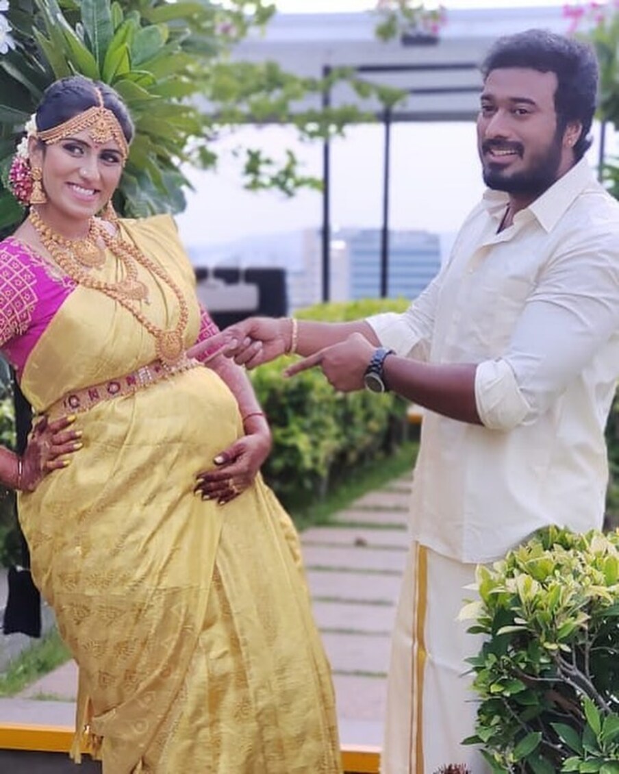  விஜய் டிவி-யின் கலக்கப்போவது யாரு நிகழ்ச்சியில் பிரபலமடைந்த நவீன் முரளிதரின் மனைவி, கிருஷ்ணகுமாரிக்கு வளைகாப்பு நடைப்பெற்றுள்ளது.