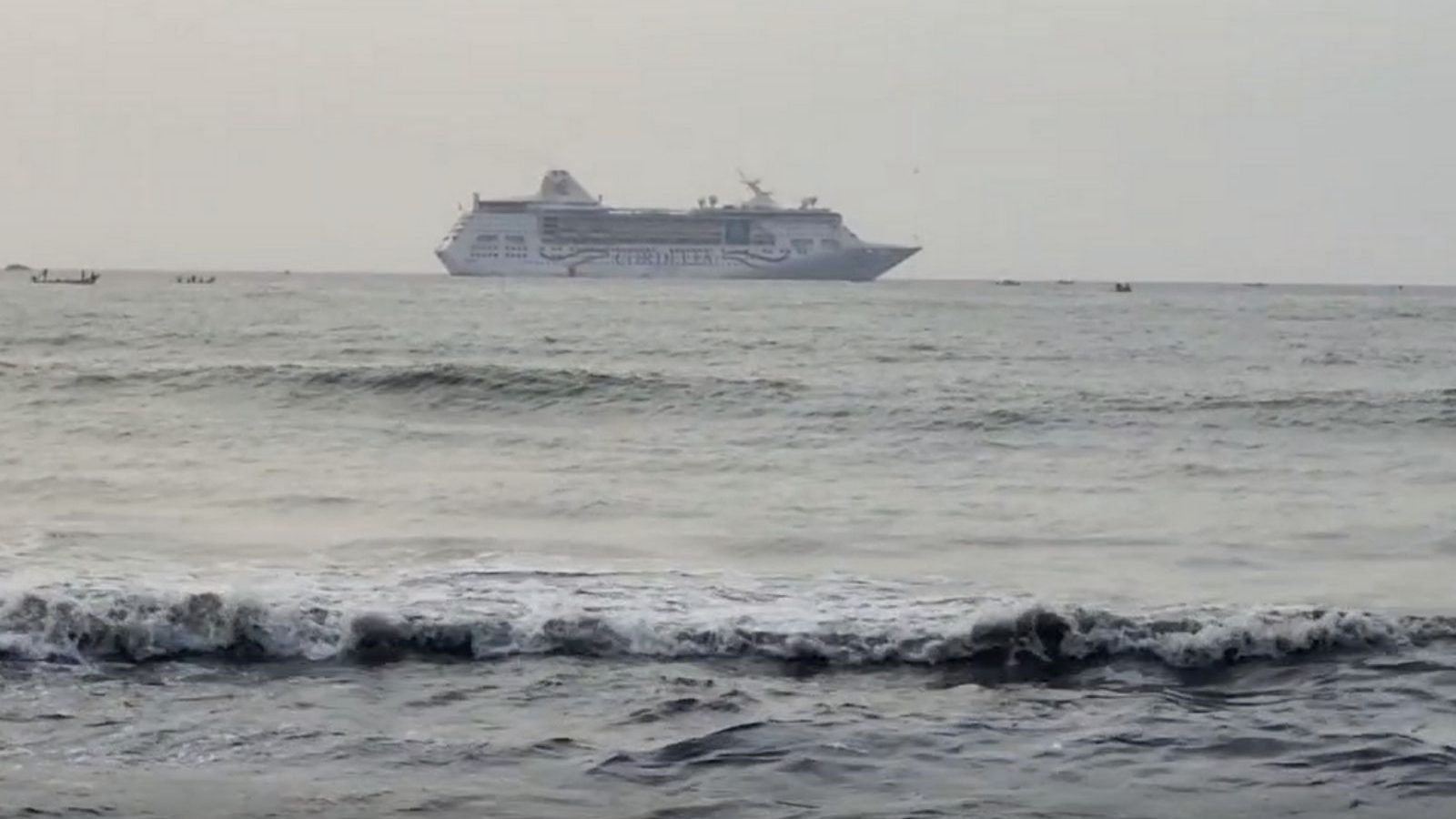  புதுச்சேரி கடலை வந்தடைந்தது சொகுசுக் கப்பல் - அனுமதி மறுப்பு