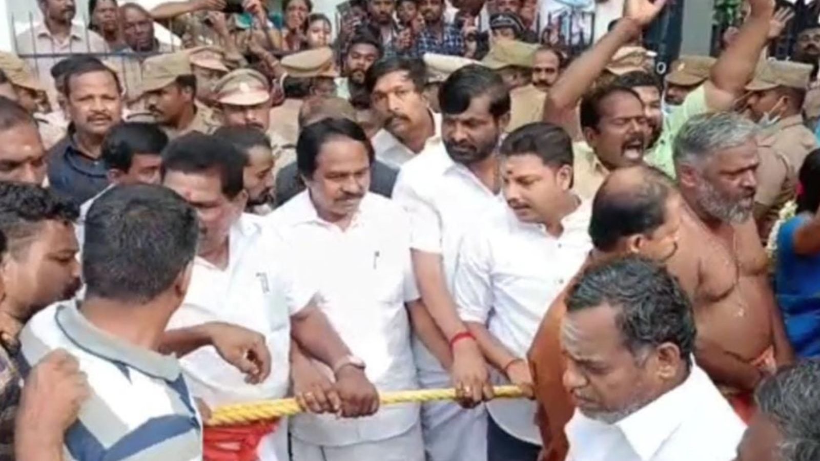 தேர்வடம் பிடிக்க அமைச்சருக்கு எதிர்ப்பு.. பாஜக எம்.எல்.ஏ. உட்பட 100 பேர் கைது