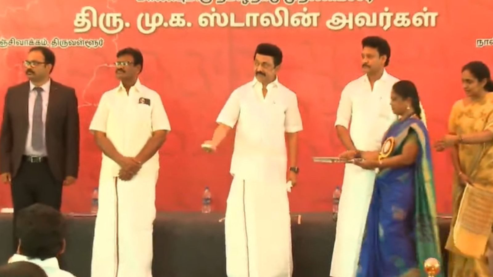 எண்ணும் எழுத்தும் திட்டத்தை தொடங்கி வைத்த முதல்வர் ஸ்டாலின்.. புத்தகம், உபகரணங்களையும் வழங்கினார்