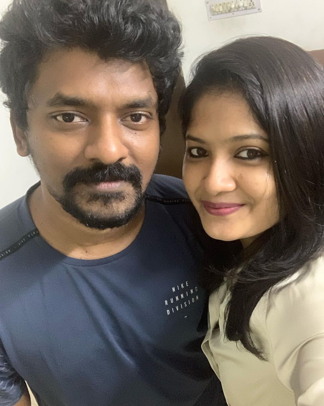  நெல்சனின் மனைவி பெயர் மோனிஷா. மோனிஷா நெல்சன் இன்ஸ்டாகிராமில் மிகவும் ஆக்டிவாக இருக்கக்கூடியவர்.அடிக்கடி நெல்சனுடன் இருக்கும் புகைப்படங்களை பதிவிட்டு வருகிறார்.
