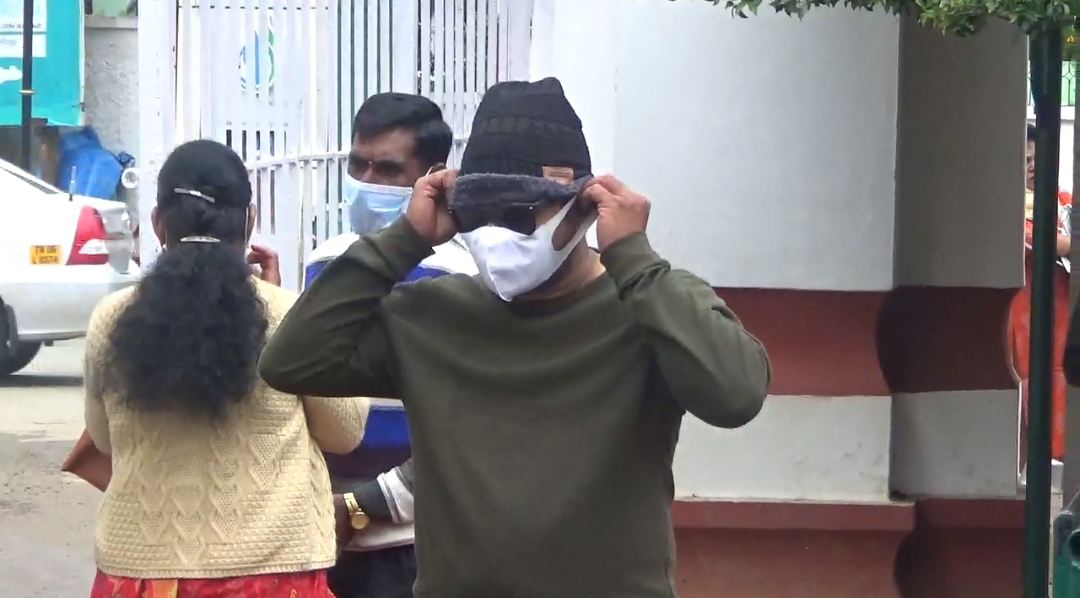  ஊட்டி தாவரவியல் பூங்கா உட்பட தோட்டக்கலை துறை பூங்காங்களுக்கு செல்லும் பார்வையாளர்கள் கட்டாயம் முகக்கவசம் அணிய வேண்டும் என அறிவுறுத்தப்பட்டுள்ளது. இந்த கட்டாய முக கவசத்திற்கு சுற்றுலா பயணிகளும் ஒத்துழைப்பு தருவதாக தெரிவித்துள்ளனர்.
