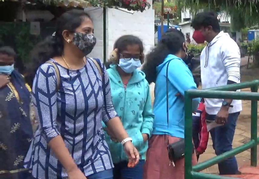  மேலும் முக கவசம் இல்லாதவர்கள் பூங்காவிற்குள் அனுமதிப்பதில்லை. இதனையடுத்து இன்று காலை முதல் முகக்கவசம் அணிந்திருந்தவர்கள் மட்டுமே பூங்காவை பார்வையிட அனுமதிக்கபட்டு வருகின்றனர்.