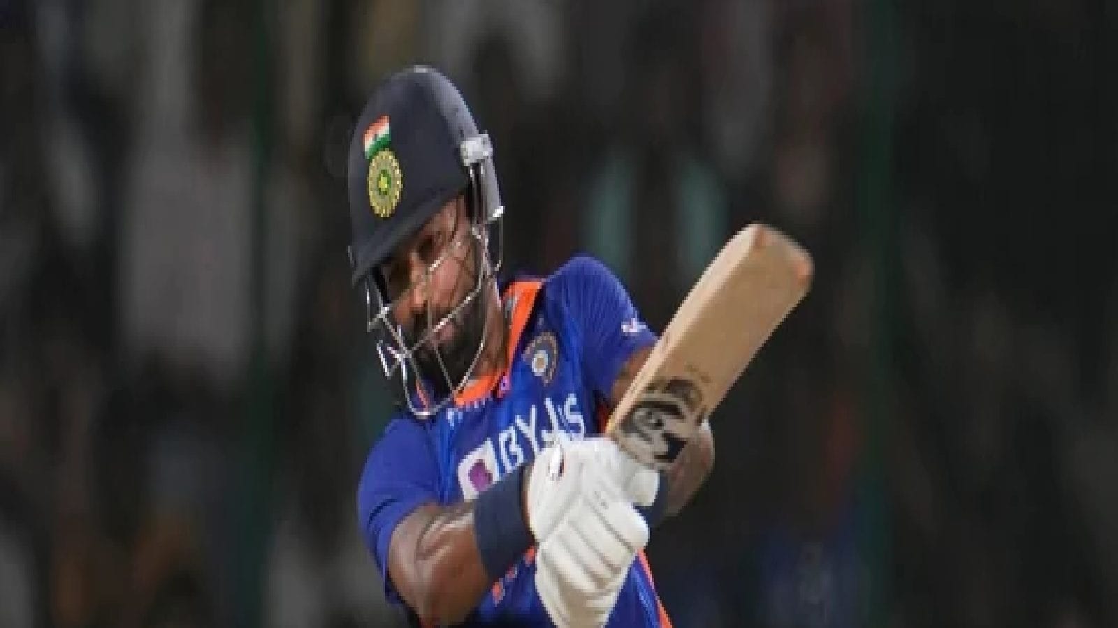 எதிர் முனையில் இருப்பது தினேஷ் கார்த்திக் நான் அல்ல: சிங்கிள் எடுக்க மறுத்த பாண்ட்யாவுக்கு ஆஷிஷ் நெஹ்ரா குட்டு