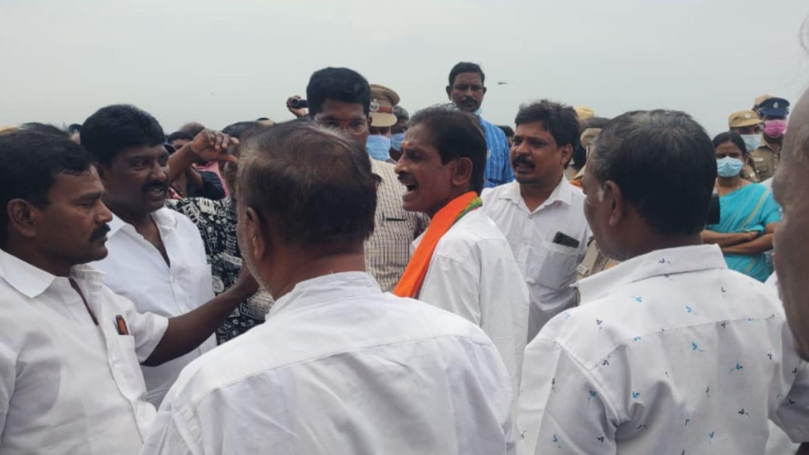 கோவிலை இடிக்க எதிர்ப்பு தெரிவித்து போராட்டம்.. பாஜக துண்டு அணிந்துவந்த நபரை வெளியேற சொன்ன பொதுமக்கள்