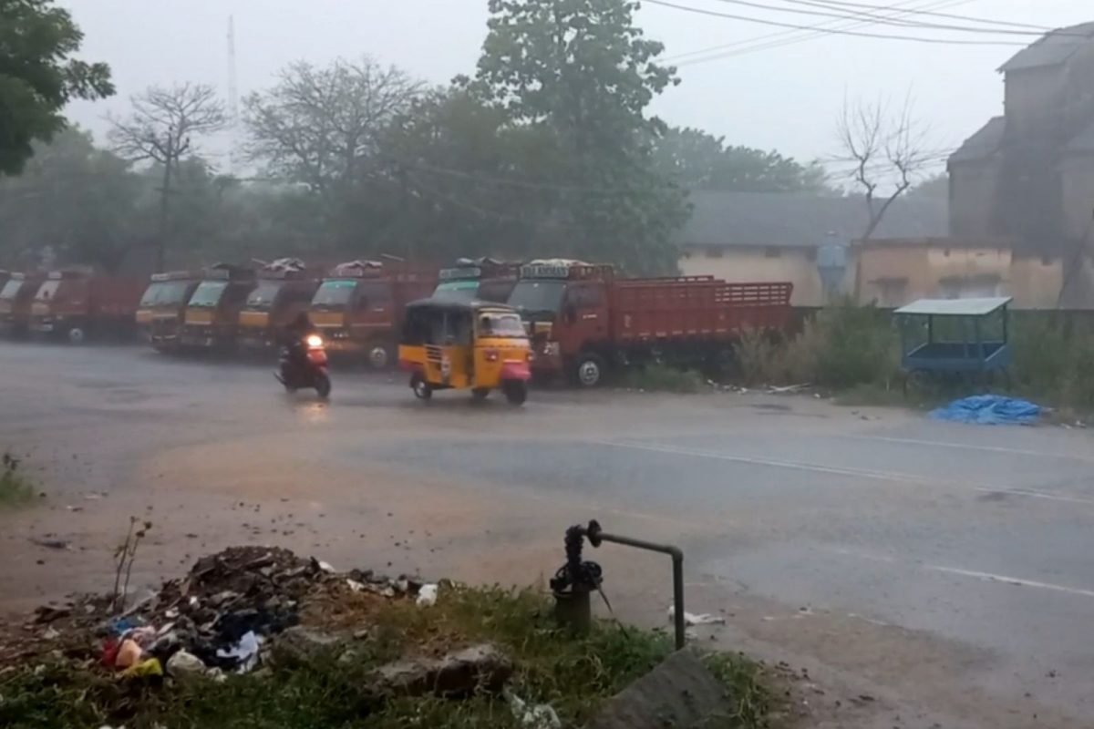 சென்னை உட்பட பல மாவட்டங்களில் விடிய விடிய மழை