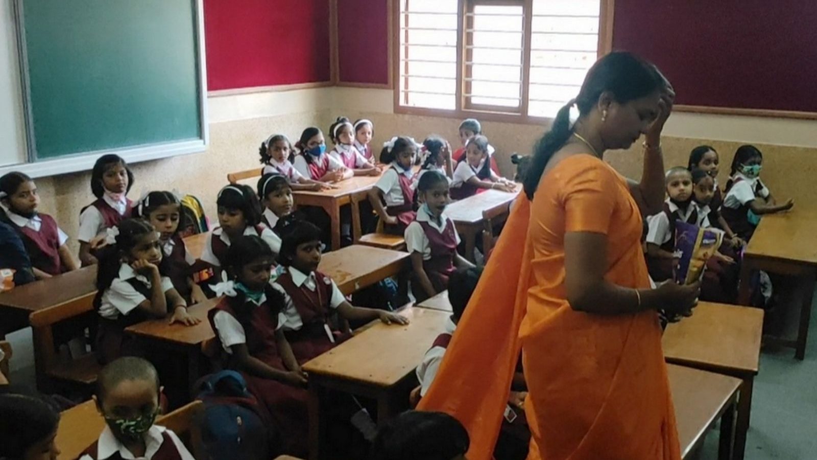 பள்ளிகள் திறப்பு... வகுப்பறைக்கு வந்த மாணவர்களுக்கு இனிப்பு வழங்கி வரவேற்பு