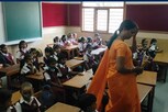 பள்ளிகள் திறப்பு: மாணவர்களுக்கு இனிப்பு வழங்கி வரவேற்பு