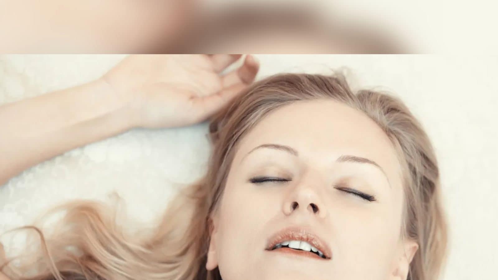 உங்கள் துணை உடலுறவின்போது உச்சம் அடைந்ததைப் போல் போலியாக நடிக்கிறாரா..?  இதை எப்படி அணுகுவது..?