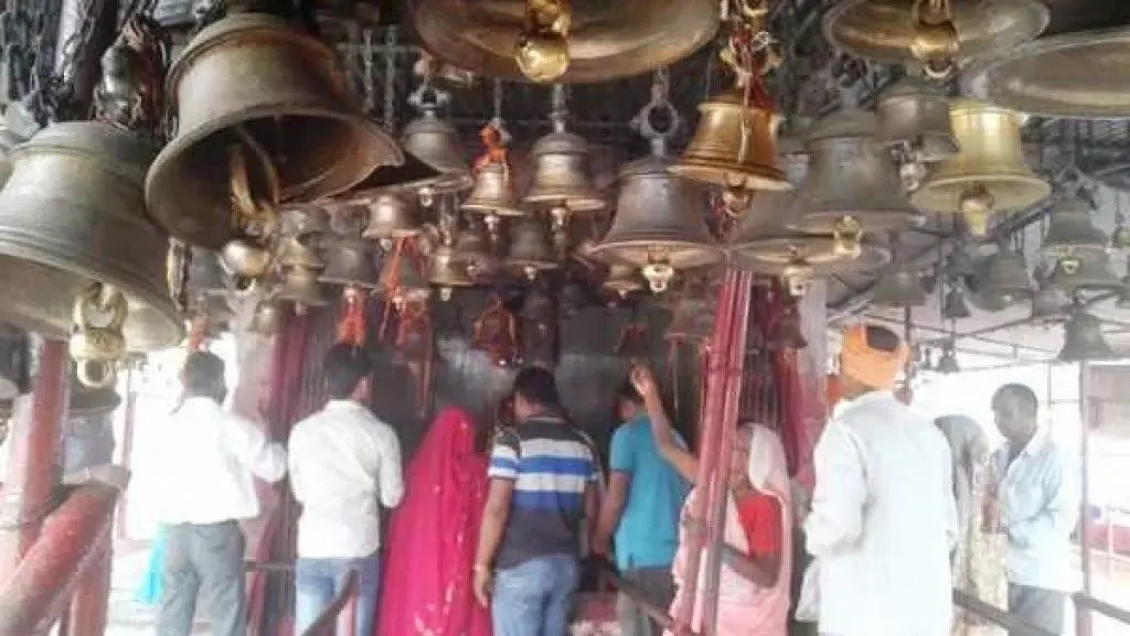  ஆட்டுக்கறி – தற்குலா தேவி ஆலயம், உத்தரபிரதேசம் : உத்தரப்பிரதேச மாவட்டத்தில் கோரப்பூர் என்ற ஊரில் இருக்கும் இந்த கோவிலுக்கு, ஒவ்வொரு ஆண்டும் கிச்சரி மேலா என்ற திருவிழாவின்போது பக்தர்கள் குவிந்து விடுவார்கள். பக்தர்களின் வேண்டுதலை நிறைவேற்றுவதற்காக இந்த கோவில் மிகவும் பிரசித்தி பெற்றது நாடு முழுவதும் உள்ள பல்வேறு இடங்களில் இருந்து சித்திரை மாதம் நவராத்திரியின்போது பக்தர்கள் இங்கு குவிந்து அம்மனுக்கு ஆடுகளை பலியிடுவார்கள் அங்கேயே வெட்டி ஆடுகளை சமைத்து நெய்வேத்தியம் செய்து பக்தர்களுக்கு பிரசாதமாக வழங்கப்படும்.