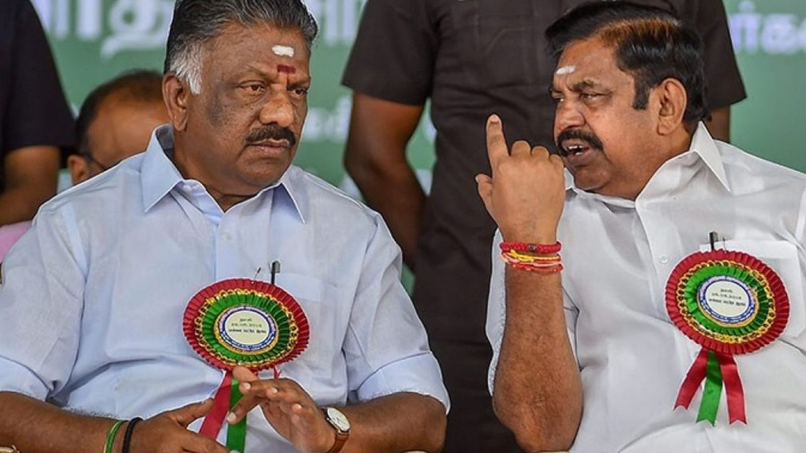 எடப்பாடி பழனிசாமி தரப்பு ஆப்சென்ட்.. ஓ.பன்னீர்செல்வம் தரப்பு பவுன்சர்ஸுடன் வருகை!