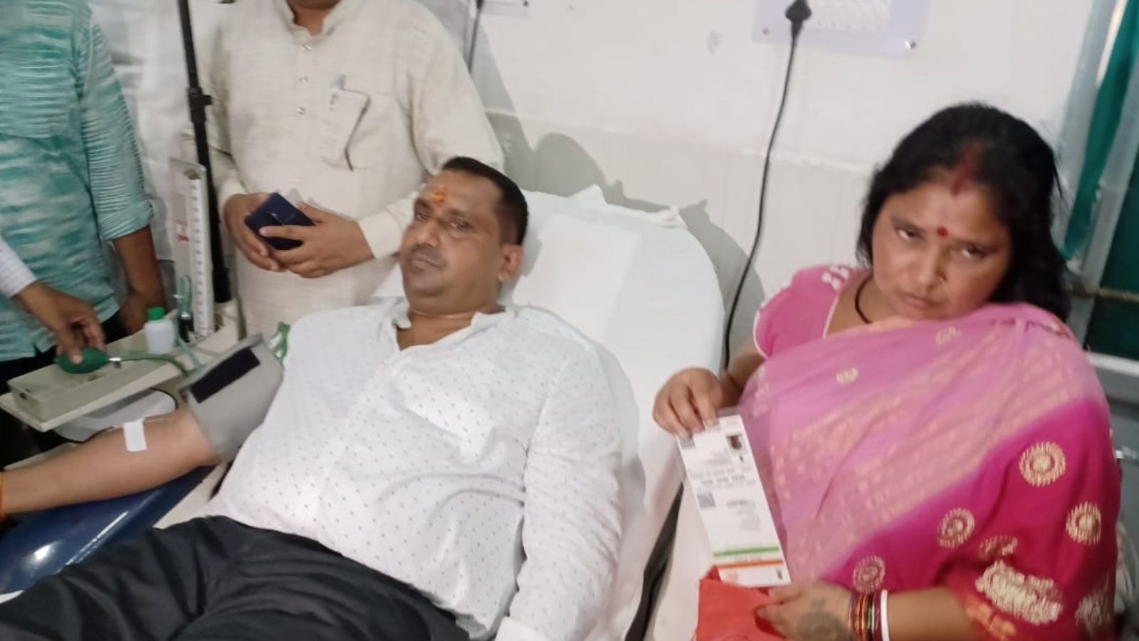 கணவருக்கு ரத்தம் கிடைக்காமல் தவித்த மனைவி.. ரத்த தானம் கொடுத்து உதவிய அமைச்சர்