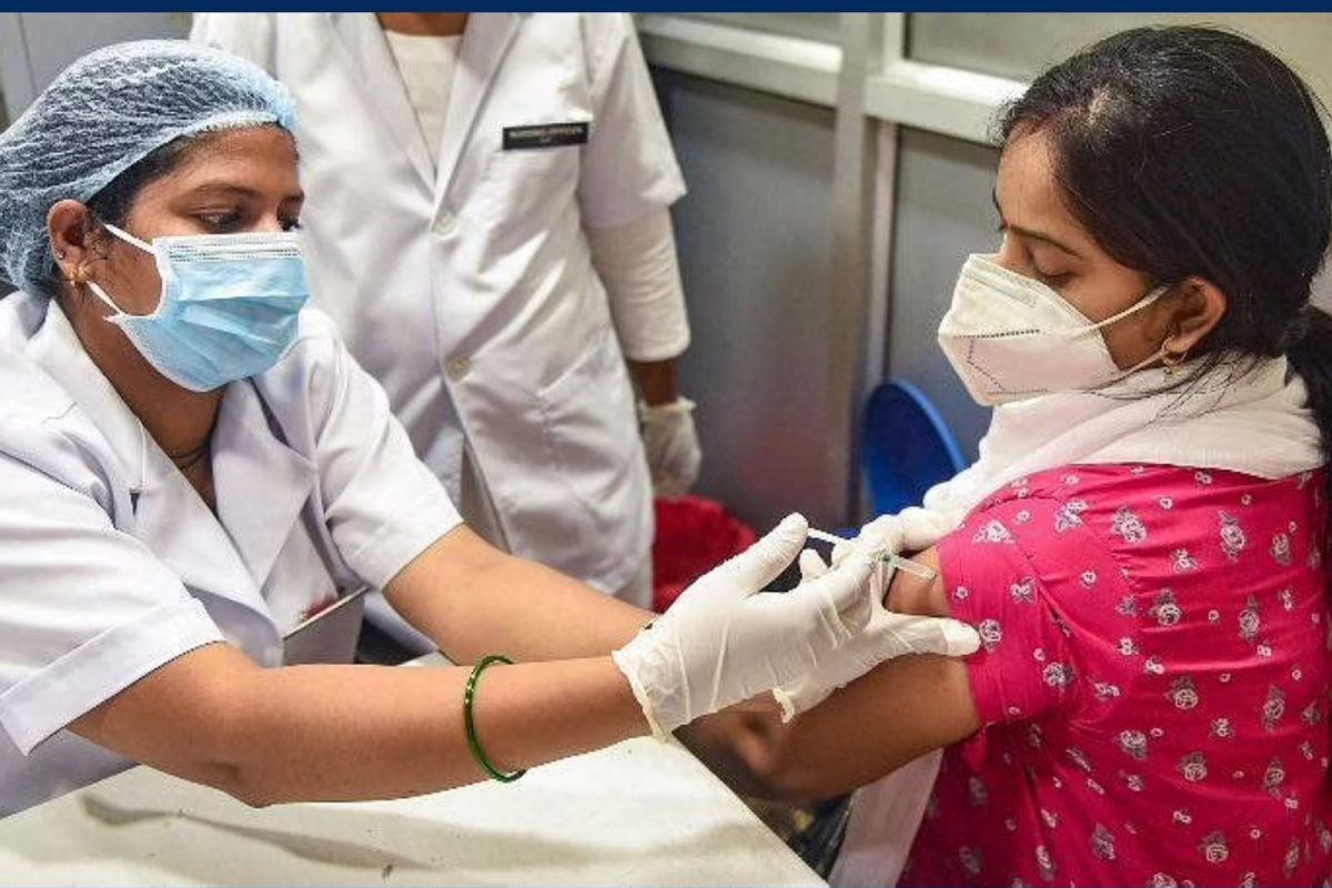 பணியிடங்களில் இலவச பூஸ்டர் தடுப்பூசி முகாம் நடத்த மத்திய அரசு உத்தரவு