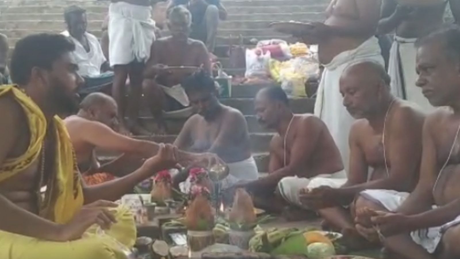 ஆடி அமாவாசை : மேட்டூர் காவிரி ஆற்றில் முன்னோர்களுக்கு தர்ப்பணம் கொடுக்க குவிந்த மக்கள்