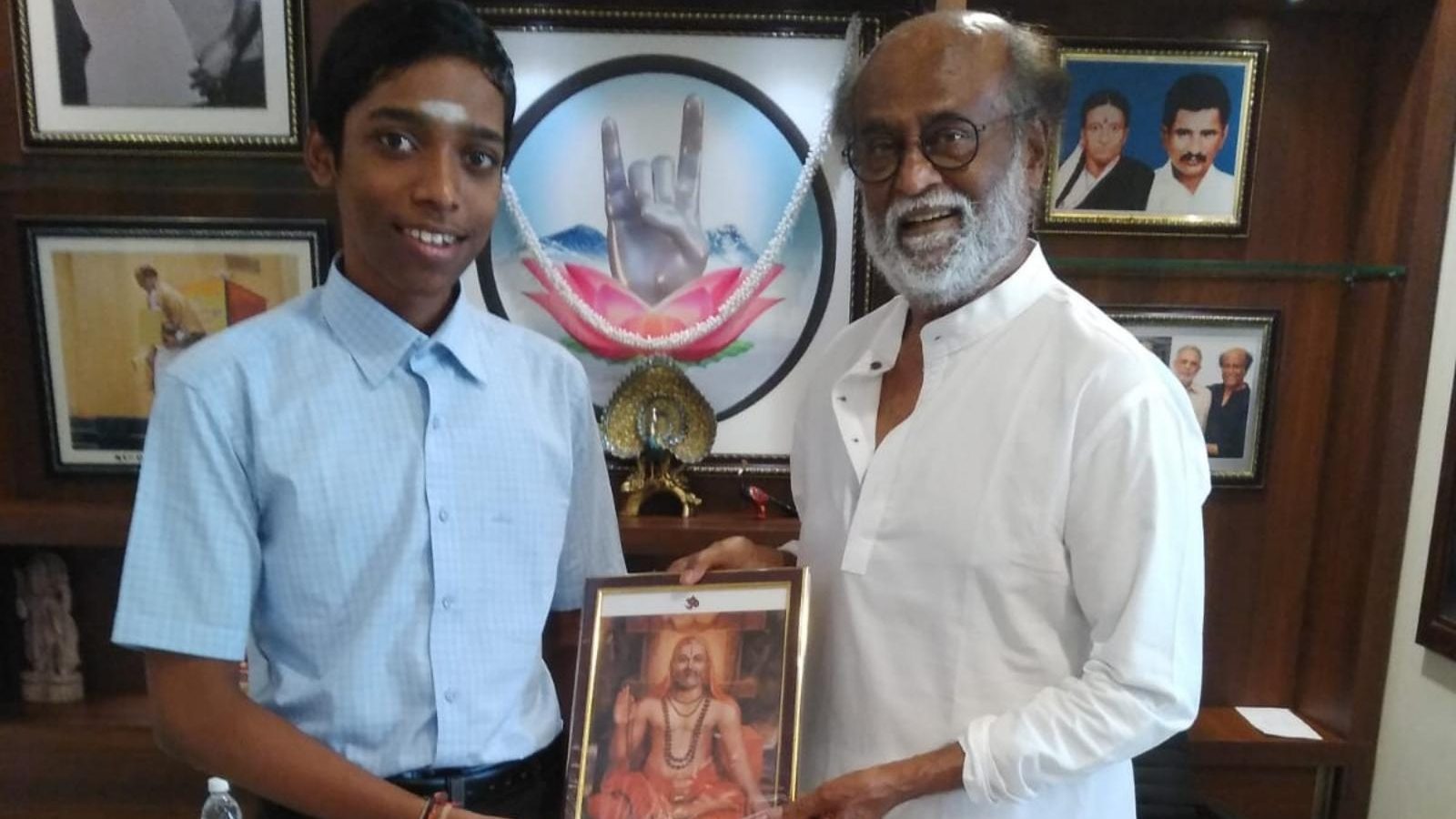 செஸ் வீரர் பிரக்ஞானந்தாவை நேரில் அழைத்து ரஜினிகாந்த் வாழ்த்து…