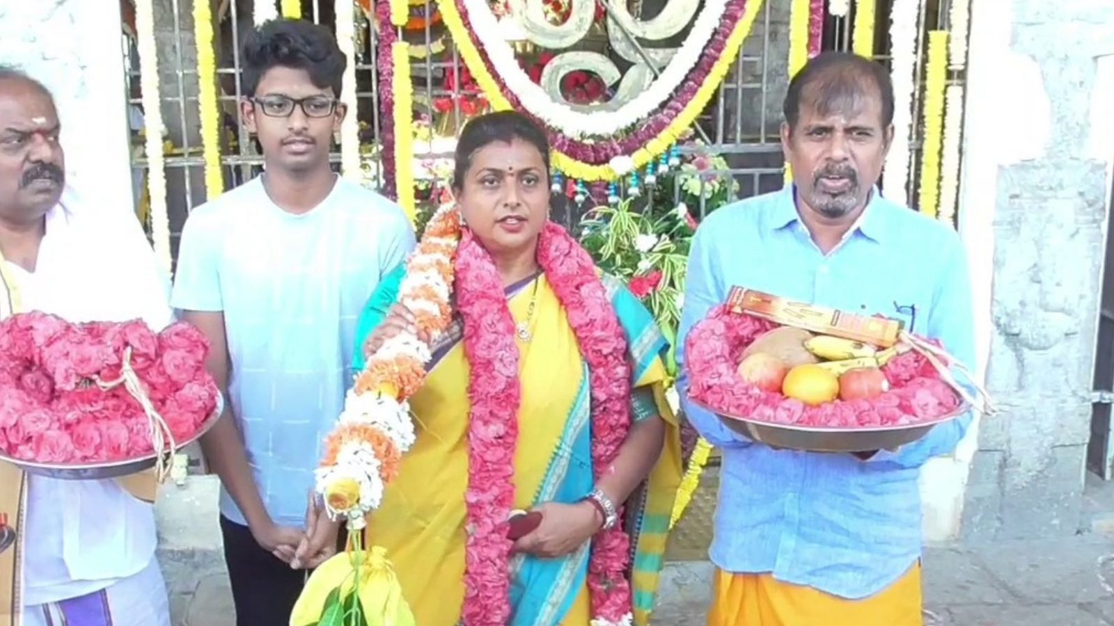 திருத்தணியில் ஆடி கிருத்திகை விழாவுக்கு காவடி எடுத்த ஆந்திர அமைச்சர் ரோஜா… குடும்பத்தினருடன் பங்கேற்பு