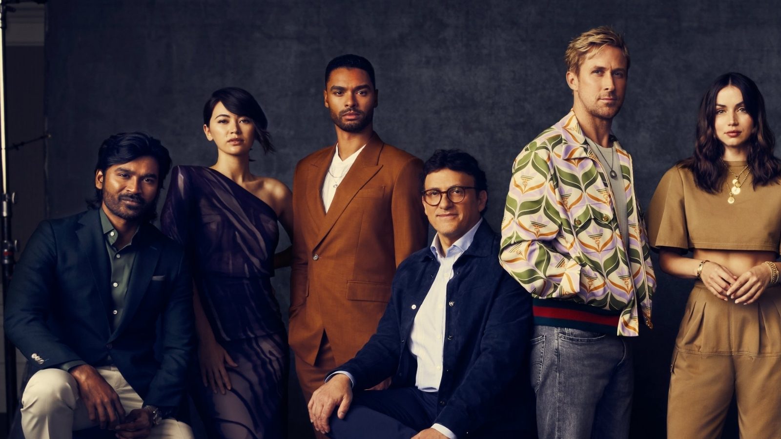 ‘தி க்ரே மேன்’ ஹாலிவுட் பட நடிகர்களுடன் தனுஷ்… வைரலாகும் புதிய ஃபோட்டோ