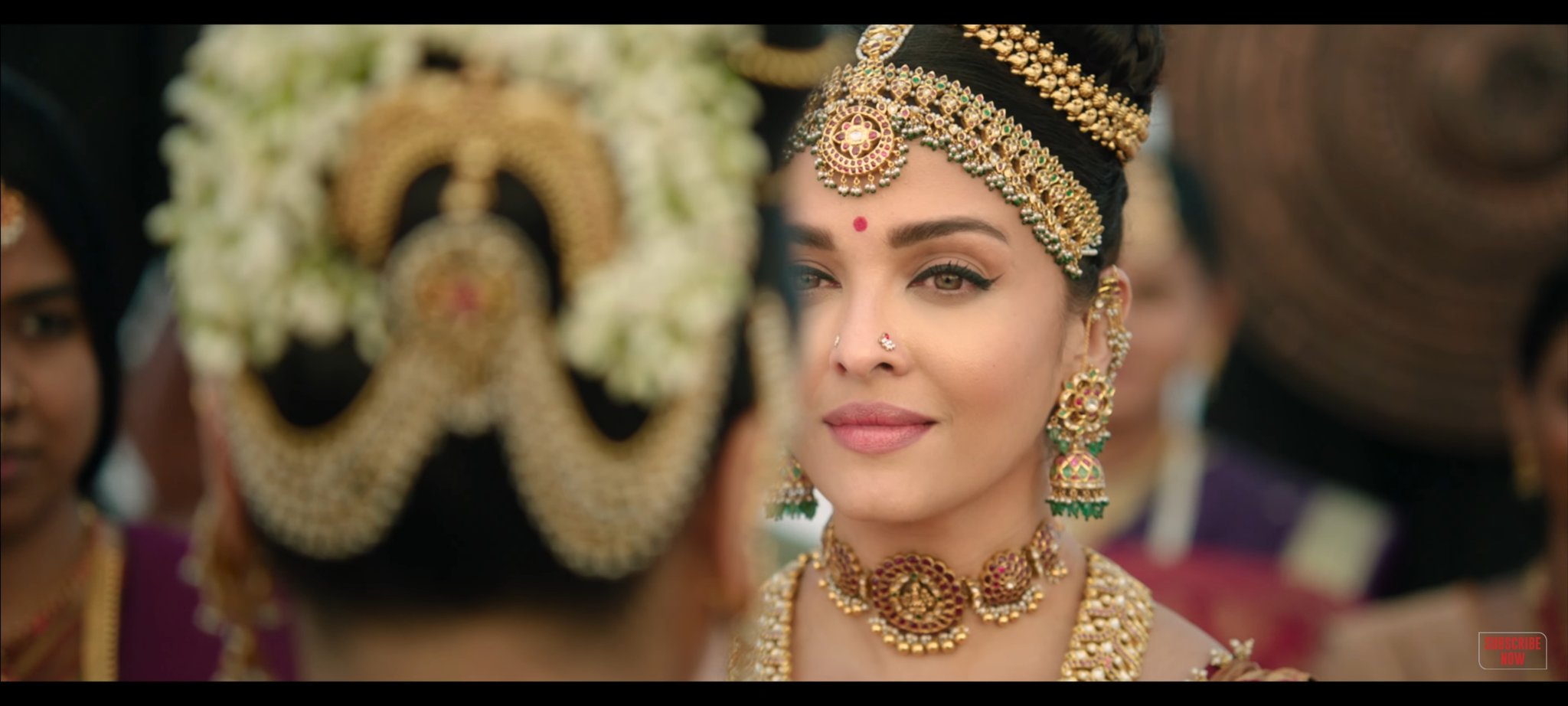  டீசரில், ஐஸ்வர்யாவும் - த்ரிஷாவும் சந்தித்துக் கொள்ளும் காட்சி ரசிகர்களை வெகுவாக கவர்ந்துள்ளது.