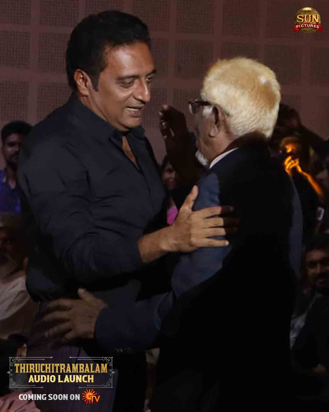  பாரதி ராஜாவை வரவேற்கும் பிரகாஷ் ராஜ்