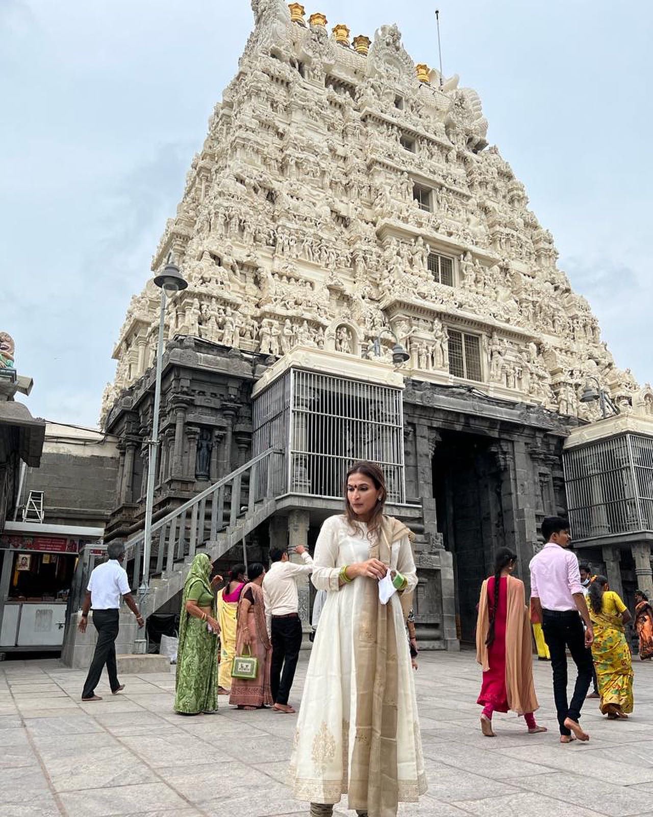  இந்நிலையில் இன்று ஆடி வெள்ளியை முன்னிட்டு காஞ்சிபுரம் காமாட்சி அம்மன் கோயிலுக்குச் சென்ற ஐஸ்வர்யா ரஜினிகாந்த், ”ஆடி வெள்ளி... எப்பொழுதும் காப்பாய் காமாட்சி” என்று குறிப்பிட்டு அந்தப் படங்களை சமூக வலைதளங்களில் பகிர்ந்துள்ளார்.