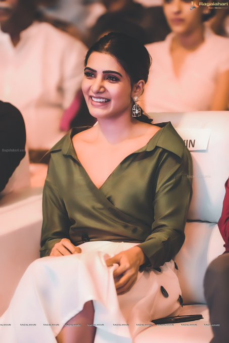  தற்போது கணவர் நாக சைத்தன்யாவை பிரிந்த நிலையில், தனக்கென ஒரு வீடு வேண்டும் என நினைத்த சமந்தா, தாங்கள் கணவன் - மனைவியாக வாழ்ந்த அந்த வீடு தான் வேண்டும் என்ற பிடிவாதத்தில் அதிக விலை கொடுத்து அந்த அப்பார்ட்மெண்டை வாங்கியிருக்கிறாராம்.