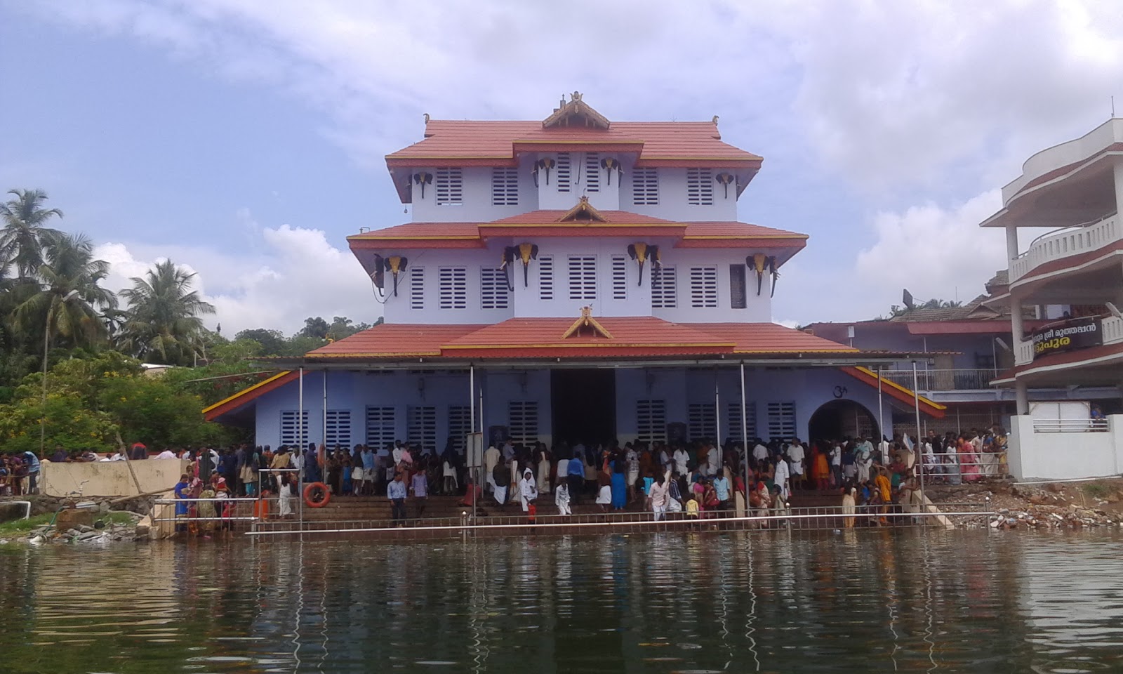  மீன் மற்றும் கள் – பரிசினி கடவு முத்தப்பர் ஆலயம், கேரளா : கலியுக கடவுள் கல்கி என்று கூறுவது போல, கேரளாவில் சிவ பெருமான் மற்றும் விஷ்ணுவின் அவதாரமாக முத்தப்பர் பரிசின கடவு ஆலயத்தில் வணங்கப்படுகிறார். தரிசனம் செய்ய வரும் பக்தர்கள், மீன் மற்றும் கள் ஆகியவற்றை இறைவனுக்கு படைத்து தங்களுடைய வேண்டுதல்களை முன் வைப்பார்கள். அவ்வாறு செய்யும் பொழுது மக்களுடைய வேண்டுகோள்கள் அனைத்தும் நிறைவேறும் என்ற ஐதீகம் உள்ளது. அதுமட்டுமில்லாமல் இங்கு இறைவனுக்கு படைக்கப்படும் பிரசாதங்கள் அனைத்துமே பக்தர்களுக்கு வினியோகம் செய்யப்படும்.