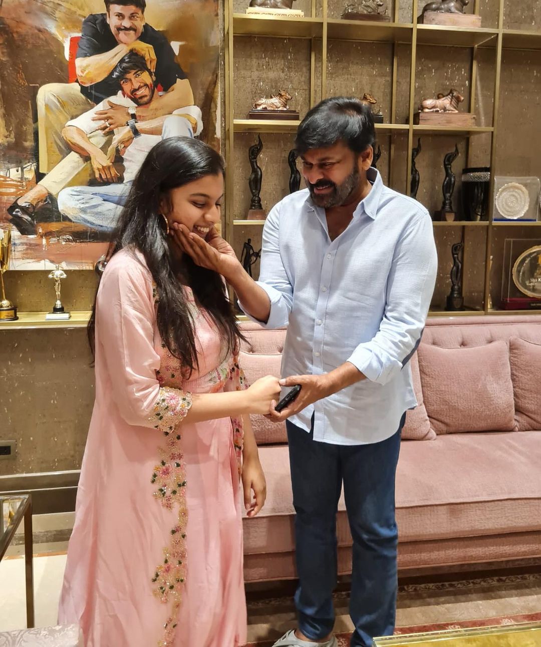 இதையடுத்து தெலுங்கு சூப்பர் ஸ்டார் சிரஞ்சீவியை ரோஜாவின் மகள் நேரில் சந்தித்து ஆசியும் வாங்கியுள்ளார்.