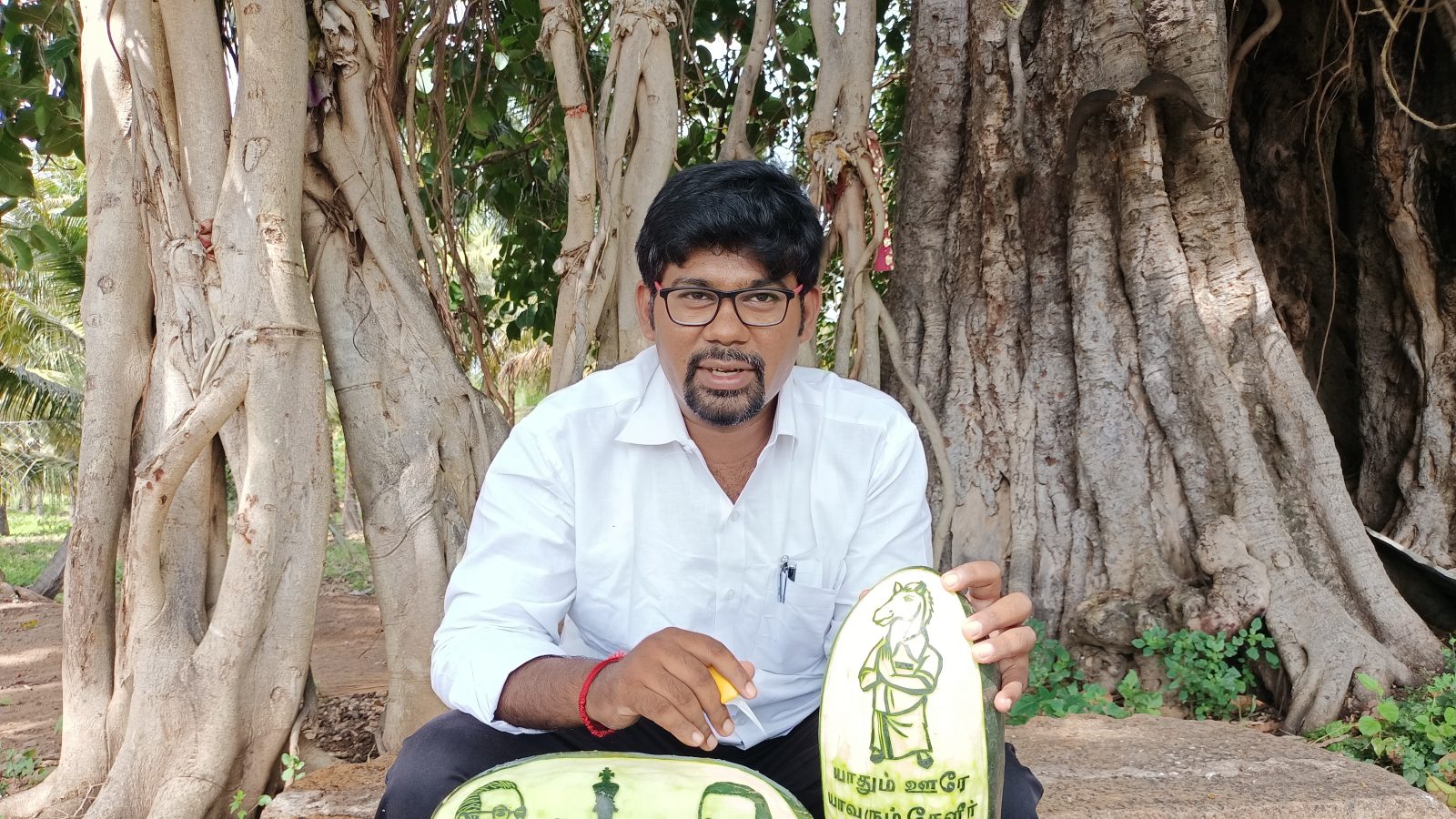  அந்த வகையில் கடந்த சில நாட்களுக்கு முன்பு முட்டைக்கோஸ் மற்றும் தர்பூசணி பழங்களிலான சதுரங்க பலகை மற்றும் சதுரங்க பொம்மைகள் ஆகியவற்றை செதுக்கி பள்ளி மாணவ - மாணவியர்கள் மற்றும் பொதுமக்களுக்கு காட்சிப்படுத்தினார்.
