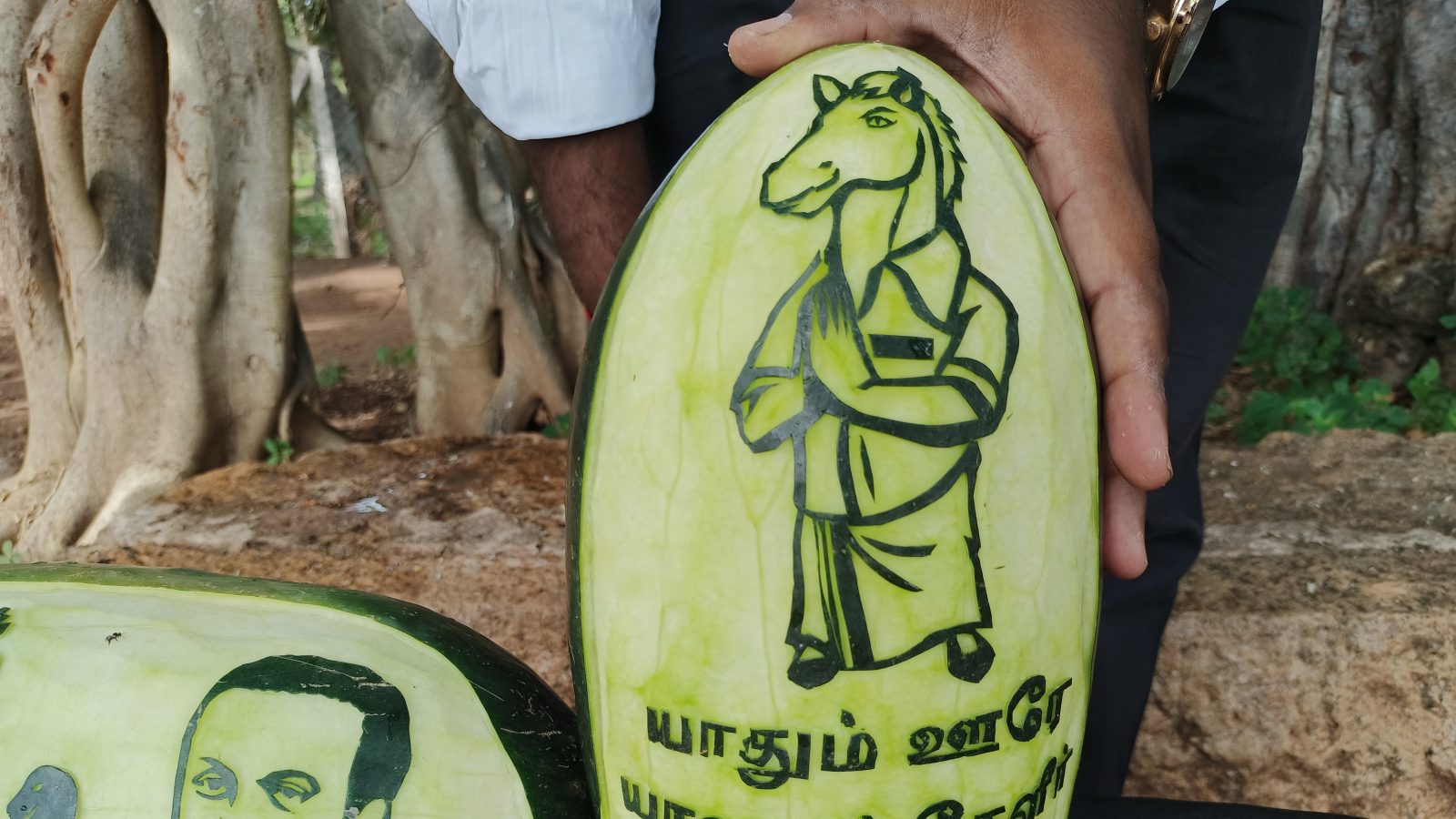  மேலும் தம்பி சின்னம், சதுரங்க ஆட்டத்தில் பயன்படுத்தப்படும் பொம்மைகள் மற்றும் "யாதும் ஊரே யாவரும் கேளீர்" என்ற வாசகங்கள் ஆகியவற்றை  செதுக்கியுள்ளார்.