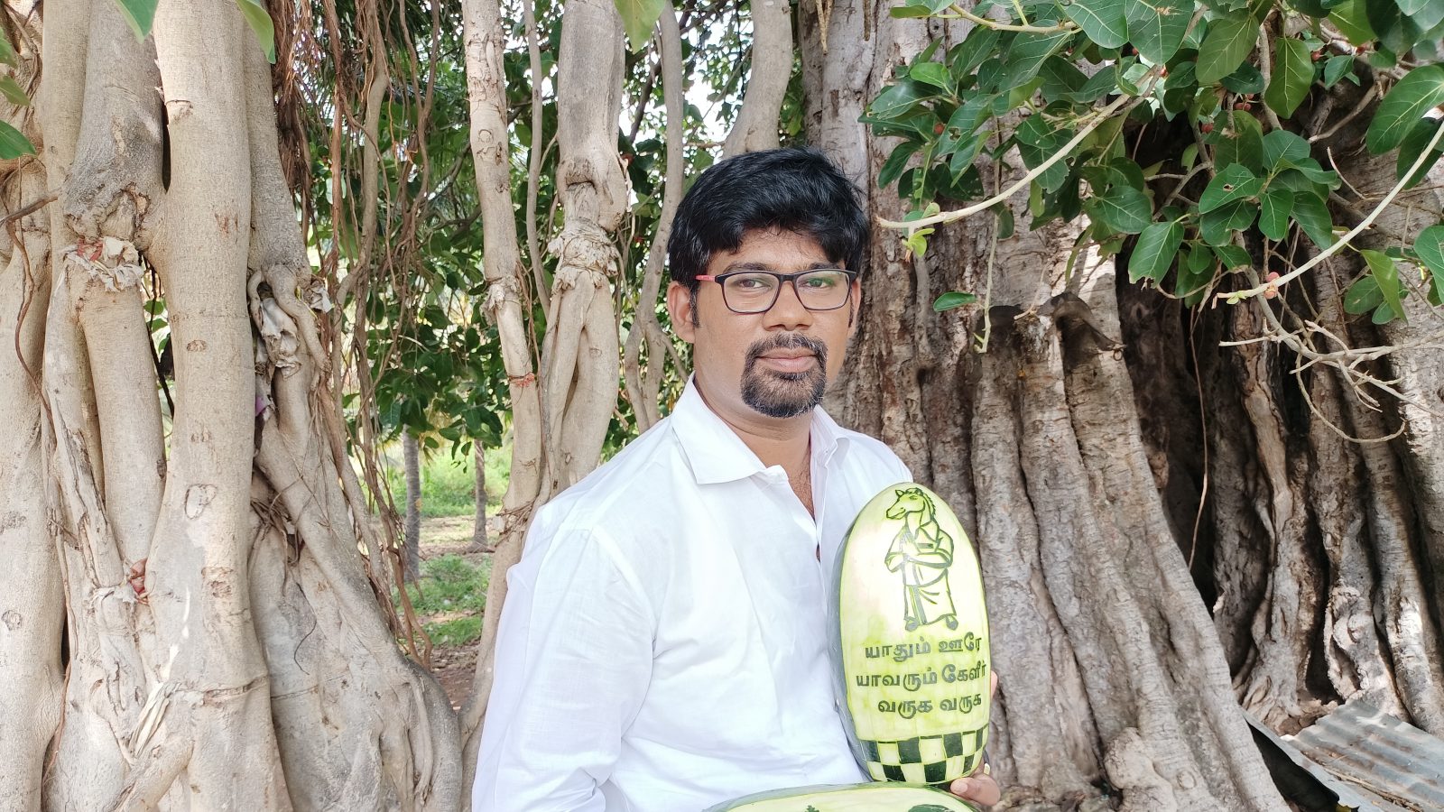  இன்று முதல் வருகின்ற 10 ஆம் தேதி வரை நடைபெறும் இந்த செஸ் திருவிழாவினை வரவேற்கும் விதமாக இந்த காய்கனி சிற்பங்களை அவர் வடிவமைத்துள்ளதார்